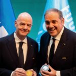 Gianni Infantino, prezident FIFA, odovzdáva Vittoriovi Montaglianimu, viceprezidentovi FIFA, darček, keď FIFA oznamuje obrovský nárast peňažných odmien