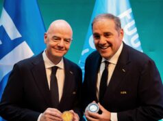 FIFA oznamuje obrovské zmeny na majstrovstvách sveta 2026 po tom, čo sa poklonila dotknutým krajinám Gianni Infantino, prezident FIFA, odovzdáva Vittoriovi Montaglianimu, viceprezidentovi FIFA, darček, keď FIFA oznamuje obrovský nárast peňažných odmien