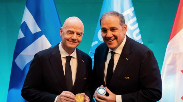 Gianni Infantino, prezident FIFA, odovzdáva Vittoriovi Montaglianimu, viceprezidentovi FIFA, darček, keď FIFA oznamuje obrovský nárast peňažných odmien