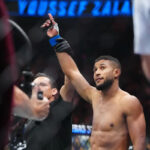 4. októbra 2025; Las Vegas, Nevada, SPOJENÉ ŠTÁTY; Youssef Zalal (modré rukavice) reaguje po zápase proti Joshovi Emmettovi (červené rukavice) počas UFC 320 v T-Mobile Arene. Povinný kredit: Stephen R. Sylvanie-Imagn Images