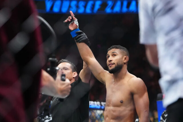 4. októbra 2025; Las Vegas, Nevada, SPOJENÉ ŠTÁTY; Youssef Zalal (modré rukavice) reaguje po zápase proti Joshovi Emmettovi (červené rukavice) počas UFC 320 v T-Mobile Arene. Povinný kredit: Stephen R. Sylvanie-Imagn Images