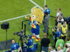 Falošnému futbalovému maskotovi, ktorý sa vkradol na ihrisko na obrovský zápas, hrozí trest 20 000 libier Falošný maskot