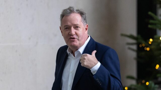 Fanúšik Arsenalu Piers Morgan odišiel s vajcom na tvári po Piers Morgan v sobotu večer videl, ako Arsenal vypadol z inej súťaže