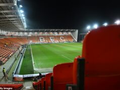 Fanúšik Blackpoolu tragicky zomrel po tom, čo lekárska pohotovosť v sobotu na 30 minút zastavila zápas v League One Fanúšik Blackpoolu zomrel po tom, čo ochorel počas víťazstva klubu nad Peterboroughom