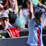 Daniel Munoz je zasiahnutý loptou do hlavy