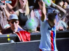 Fanúšik Liverpoolu hádže loptu na hlavu Daniela Munoza po kontroverznom góle Crystal Palace Daniel Munoz je zasiahnutý loptou do hlavy