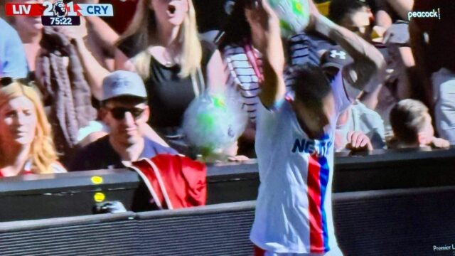 Daniel Munoz je zasiahnutý loptou do hlavy