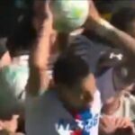 Daniel Munoz je zasiahnutý loptou do hlavy