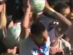 Fanúšik Liverpoolu hádže loptu na hlavu Daniela Munoza, zatiaľ čo kontroverzia o gól vrie Daniel Munoz je zasiahnutý loptou do hlavy