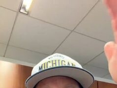 Fanúšik Michiganu Dave Portnoy zúri, keď oslavuje historické víťazstvo v národnom šampionáte Wolverines Fanúšik Michiganu Dave Portnoy