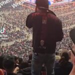Šokujúce video sa stalo virálnym, keď fanúšik prepadol radom sedadiel na WrestleMania v Las Vegas