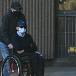 Mark Mogan, ktorý je obvinený z rasového zneužívania futbalistu Antoina Semenya počas zápasu v auguste 2025, je tlačený na invalidnom vozíku, keď prichádza na súdny proces na Liverpool Magistrates' Court v Liverpoole.