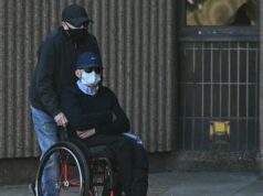 Fanúšikovi Liverpoolu obvinenému z rasového zneužívania Antoina Semenya sa súd odložil Mark Mogan, ktorý je obvinený z rasového zneužívania futbalistu Antoina Semenya počas zápasu v auguste 2025, je tlačený na invalidnom vozíku, keď prichádza na súdny proces na Liverpool Magistrates' Court v Liverpoole.