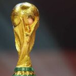 World Cup Trophy počas žrebovania kvalifikačnej skupiny na MS 2006 na Messe Frankfurt 5. decembra 2003 vo Frankfurte v Nemecku.