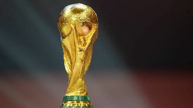 World Cup Trophy počas žrebovania kvalifikačnej skupiny na MS 2006 na Messe Frankfurt 5. decembra 2003 vo Frankfurte v Nemecku.