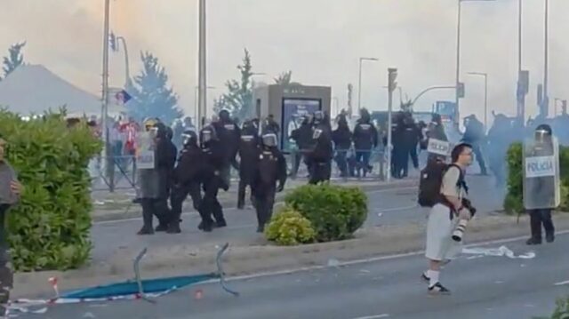 Fanúšikovia Arsenalu sa dostali do problémov, keď polícia použila SLZNÝ PLYN po strete s priaznivcami Atletica
