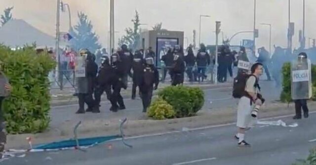 Fanúšikovia Arsenalu zaliala polícia slzným plynom, keď v zápase Atlética vypuklo násilie | Futbal | Šport
