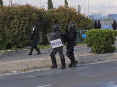 Fanúšikovia Arsenalu zastihli, ako polícia rozprášila slzotvorný plyn po strete s priaznivcami Atlética Polícia pred Wanda Metropolitano.
