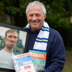 Fanúšik Leedsu Lord Mann drží pamätné predmety