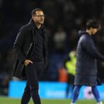 Liam Rosenior, manažér Chelsea, sleduje zápas Premier League medzi Brighton & Hove Albion a Chelsea na Amex Stadium 21. apríla 2026 v Brightone v Anglicku.