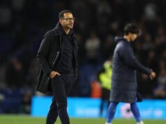 Fanúšikovia Chelsea posielajú Liamovi Roseniorovi X-hodnotenú správu, pretože porážka Brightonu necháva budúcnosť na pochybách Liam Rosenior, manažér Chelsea, sleduje zápas Premier League medzi Brighton & Hove Albion a Chelsea na Amex Stadium 21. apríla 2026 v Brightone v Anglicku.