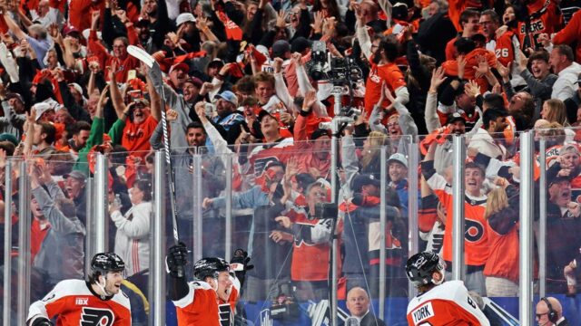 Fanúšikovia Flyers vypískali Phillies na jumbotron počas výhry v play-off nad Penguins
