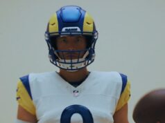 Fanúšikovia LA Rams sa rozišli po tom, čo tím predstavil nový dres pre sezónu 2026 NFL Matthew Stafford je zobrazený, ako modeluje nové uniformy baranov pred sezónou 2026