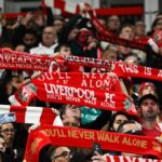 Fanúšikovia Liverpoolu držia šály
