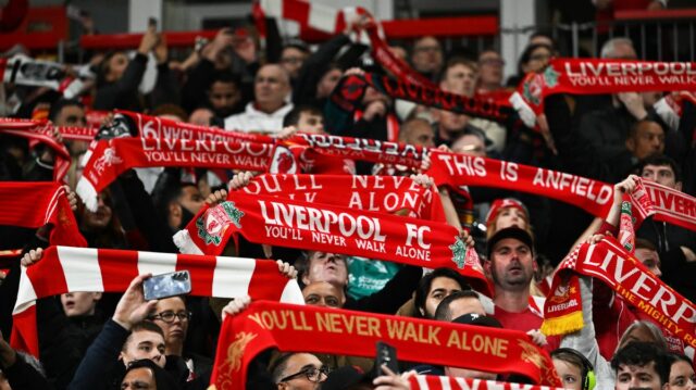 Fanúšikovia Liverpoolu ohlásili protesty na Anfielde po ignorovaní obáv - Fanúšikovia Liverpoolu držia šály