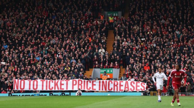 Fanúšikovia Liverpoolu protestovali na zápase Fulhamu po rozhodnutí klubu a e-maile od šéfa
