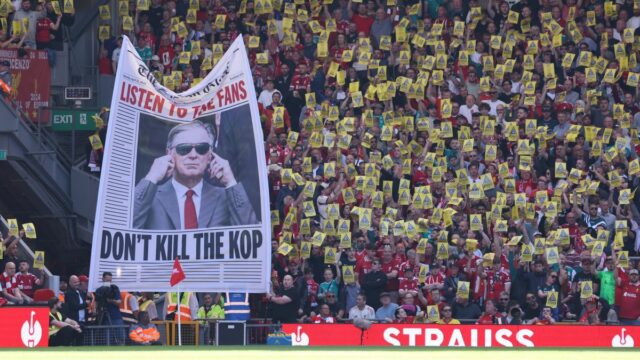 Fanúšikovia Liverpoolu protestovali proti zvyšovaniu cien vstupeniek počas zápasu proti Crystal Palace