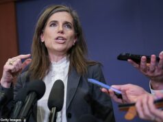 Fanúšikovia NBA zaútočili na Nancy Maceovú kvôli bizarnej otázke adresovanej Benovi Stillerovi po streľbe korešpondentov Bieleho domu 48-ročná pravicová konzervatívkyňa strávila veľkú časť večera tým, že vinu za streľbu pripisovala svojim politickým nepriateľom a politickým nepriateľom prezidenta Donalda Trumpa.