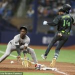 Ľavý hráč z Tampy Bay Rays Chandler Simpson (14) v desiatej smene na Tropicana Field prekonal druhého hráča New York Yankees Jazza Chisholma Jr. (13).