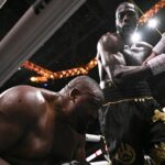 Deontay Wilder posiela Dereka Chisoru ​​na podlahu - potom, čo mu povedal: