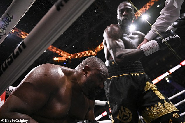 Fanúšikovia boxu si všimnú pozoruhodný moment, keď Deontay Wilder povedal Deontay Wilder posiela Dereka Chisoru na podlahu - potom, čo mu povedal: