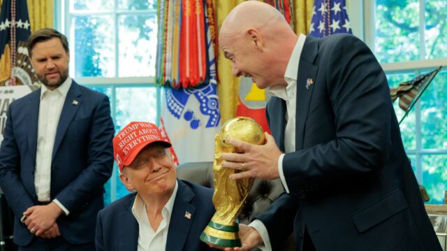 Prezident FIFA Gianni Infantino ukazuje americkému prezidentovi Donaldovi Trumpovi trofej z majstrovstiev sveta