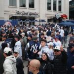 Fanúšikovia sa na tribúnach Yankee Stadium bijú počas ďalšej frustrujúcej prehry