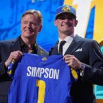 Ty Simpson z Alabamy pózuje s Rogerom Goodellom po tom, čo si ho vybrali Los Angeles Rams