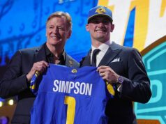 Fanúšikovia sú presvedčení, že tréner LA Rams Sean McVay je po virálnej tlačovej konferencii nahnevaný na draftovú voľbu Ty Simpsona Ty Simpson z Alabamy pózuje s Rogerom Goodellom po tom, čo si ho vybrali Los Angeles Rams