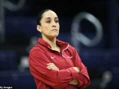 Fanúšikovia zostali nahnevaní po tom, čo vyznamenaná vysokoškolská trénerka odstúpila, aby sa „zamerala na rodinu“… keď jej MANŽEL prevzal prácu: „Nedáva to zmysel“ Zlatý olympijský medailista Jordyn Wieber odchádza z funkcie trénera gymnastiky Arkansasu