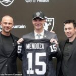 Fernando Mendoza pózuje s Klintom Kubiakom a Johnom Spytekom po prílete do Las Vegas