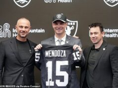Fernando Mendoza pristál v Las Vegas po tom, čo si ho Raiders vybrali s číslom 1 draftu NFL Fernando Mendoza pózuje s Klintom Kubiakom a Johnom Spytekom po prílete do Las Vegas