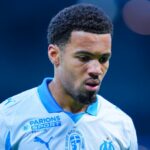 Ethan Nwaneri z Olympique de Marseille sa pozerá na zápas Ligue 1 McDonald's medzi Paris FC a Olympique de Marseille na Stade Jean Bouin