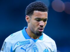 Finančný problém Arsenalu s Marseille eskaluje, keď Ethan Nwaneri zasadil nový úder Ethan Nwaneri z Olympique de Marseille sa pozerá na zápas Ligue 1 McDonald's medzi Paris FC a Olympique de Marseille na Stade Jean Bouin