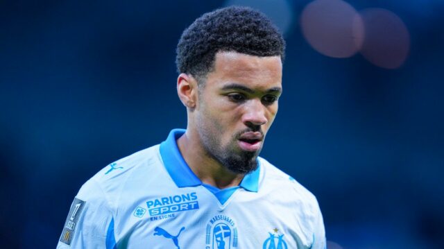 Ethan Nwaneri z Olympique de Marseille sa pozerá na zápas Ligue 1 McDonald's medzi Paris FC a Olympique de Marseille na Stade Jean Bouin