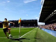 Fľaša hodená na rozhodcu po kontroverznom rozhodnutí o červenej karte na majstrovstvách na varovanie davu Connor Ogilvie dostal červenú kartu za faul na Stanleyho Millsa.