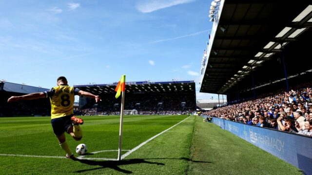 Connor Ogilvie dostal červenú kartu za faul na Stanleyho Millsa.