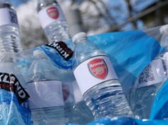 Fľaše Arsenalu sa predávali pred štadiónom Etihad pred zápasom o titul fanúšikmi Man City Fľaše Arsenalu