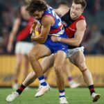 Essendon po ťažkej porážke s Western Bulldogs v nedeľu večer klesol na 17. prehru za sebou, pričom Zach Merrett (vpravo) ohodnotil ako jedného z ich najlepších hráčov.