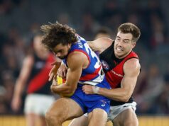 Footy WAG drzo vystrelila na tím AFL svojho manžela po tom, čo rozhnevala velikánov hry kontroverzným videom TikTok Essendon po ťažkej porážke s Western Bulldogs v nedeľu večer klesol na 17. prehru za sebou, pričom Zach Merrett (vpravo) ohodnotil ako jedného z ich najlepších hráčov.